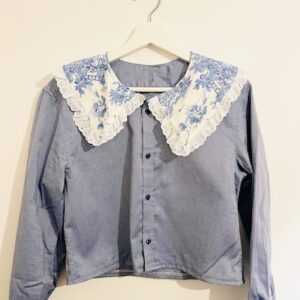 Chemise upcyclée bleue col Toile de Jouy